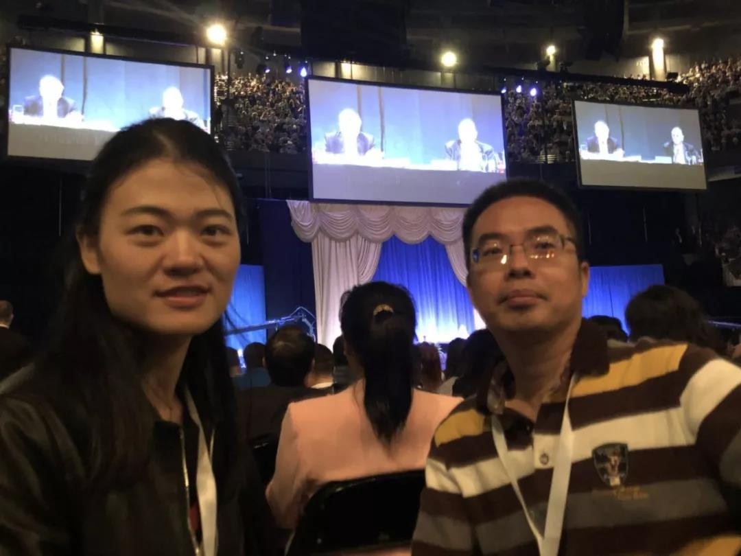 我司同事刘静和黄汉云在巴菲特股东大会现场照