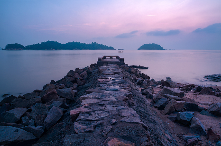 私募证券投资中的跨境套利策略具体是如何操作的？